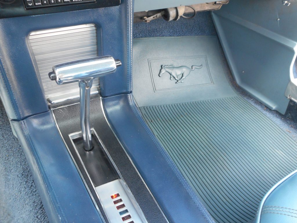 DSCN4995 SHIFTER MUSTANG FLR MAT